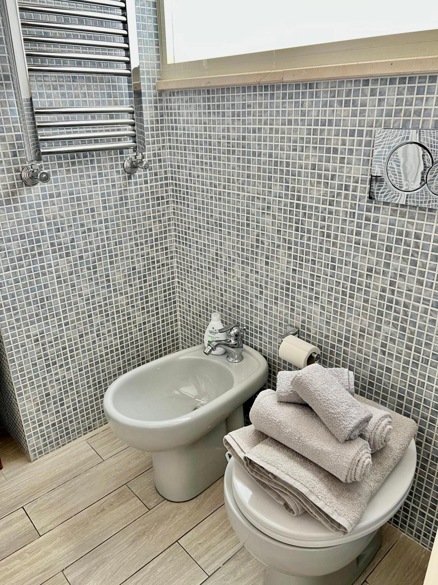 Vivi In Un Attico Tipico Con Vista Su Apartamento